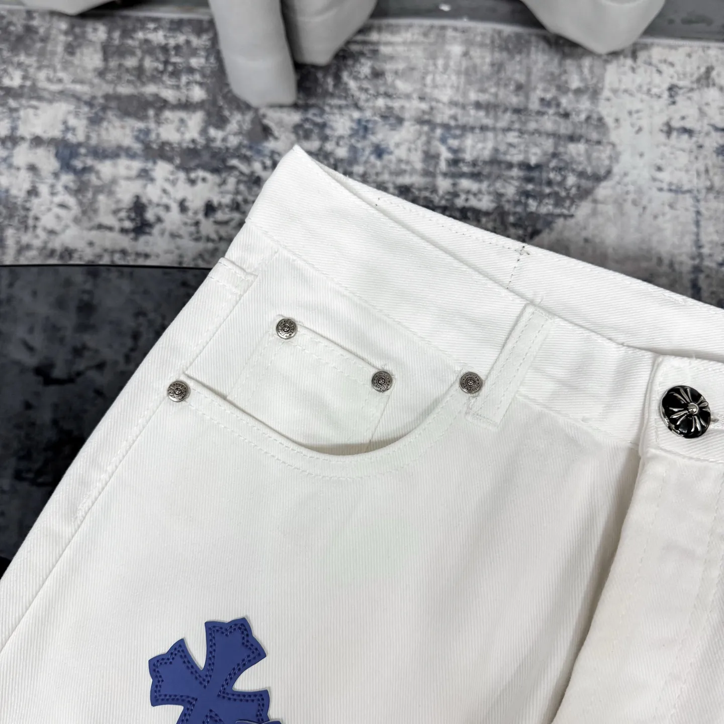 P250 Chrome Heart ｜ Chrome Heart cross patchwork leather jeans Top-notch heavy-duty washing process Calf leather laser-cut cross Distressed silver hardware The straight version makes the upper body slimmer. The high-end quality is different from the market currency. It is also so cool that both men and women can easily control the genderless trend up!   Color: White with blue Size: S M L XL Corresponding sizes 28 30 32 34 Detailed sizes can be found in Figure 9